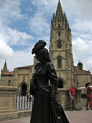 Archivo:Catedral de San Salvador y la Regenta