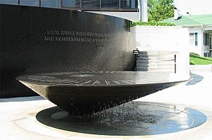 Archivo:Civil Rights Memorial fountain