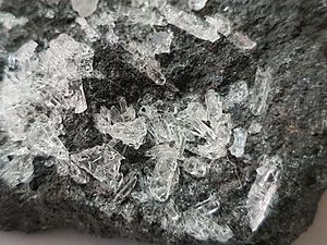 Cristales de sulfato de magnesio (detalle).jpg