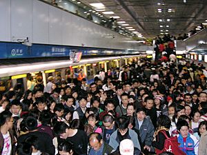 Archivo:Crowds in Platform 1, Sun Yat-sen Memorial Hall Station 20051231