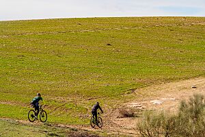 Archivo:Cyclists in Sierra de Teba - 53709444603
