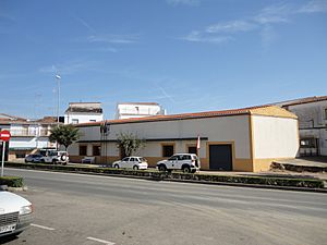 Archivo:Edificio de Servicios Administrativos de Montehermoso