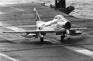 Archivo:FJ-3M VF-121 landing on USS Lexington (CVA-16) 1957