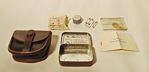 Archivo:First aid tin in leather pouch, 1940s