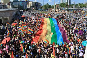 Archivo:Gay pride Istanbul at Taksim Square