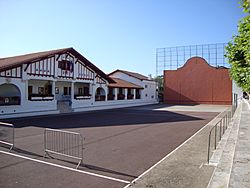 Guéthary (Pyr-Atl., Fr) Mairie + Fronton.JPG