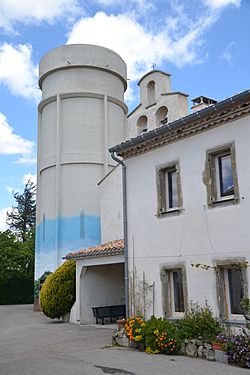 Hounoux, château d'eau et église.jpg