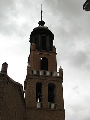 Archivo:Iglesia de Villaverde de Medina - Torre