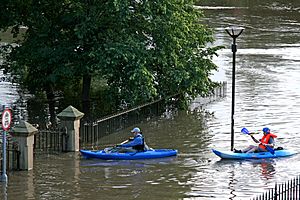 Archivo:June floods Yorkshire canoes