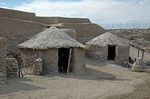 Archivo:Los Millares. Cabañas reconstruidas en la zona de interpretación