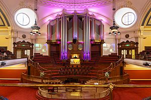 Archivo:Methodist Central Hall - Great Hall with pipe organ