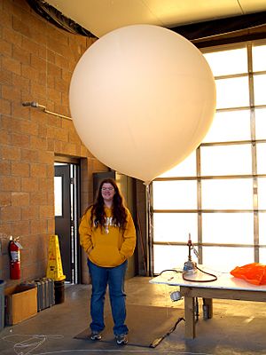 Archivo:NWS weather balloon station, Riverton WY