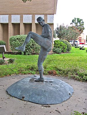 Archivo:Nolan Ryan Statue -- Alvin, Texas