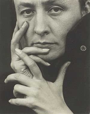 Archivo:O'Keeffe-(hands)