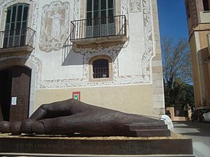 Archivo:Palau de los Montoliu, Ajuntament d'El Morell, escultura de Madola "la ma com a eina"