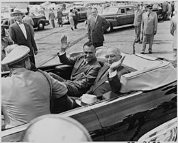 Archivo:Photograph of President Truman and President Galo Plaza of Ecuador waving from the back of their limousine, during... - NARA - 200301