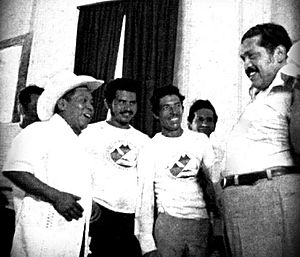 Archivo:President of El Salvador Artuto Armando Molina (1972) with representatives of indigetives communities. on the left Adrian Esquino Lisco