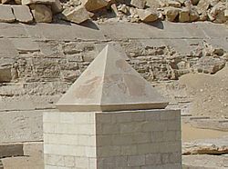 Archivo:Red Pyramid Pyramidion