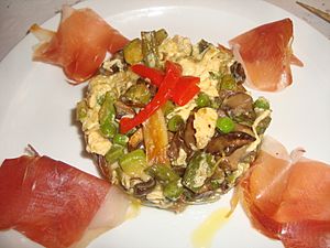 Archivo:Revuelto de huevos con verduras tiernas y jamón serrano
