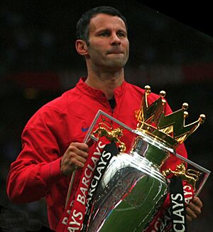 Archivo:Ryan Giggs with PL trophy in 2008