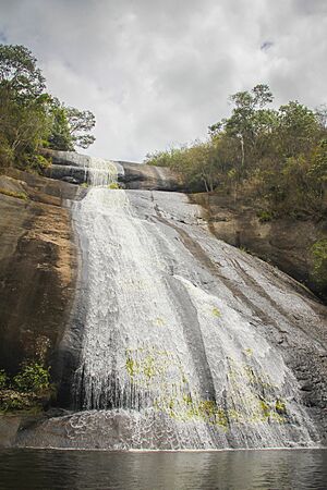 Archivo:Salto El Mono Sierra de Imataca Delta Amacuro