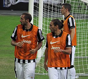 Archivo:Singapore Selection vs Juventus, 2014, Juve's Training Session - Giorgio Chiellini, Martín Cáceres and Luca Marrone