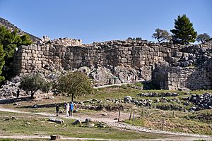 Archivo:The Cyclopean walls of Mycenae on October 27, 2019