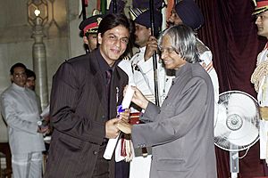 Archivo:The renowned actor Shri Shah Rukh Khan receives the Padma Shri award from the President Dr. A.P.J. Abdul Kalam in New Delhi on March 28, 2005