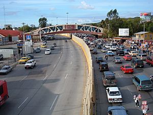 Archivo:Tijuana-San Ysidro border crossing