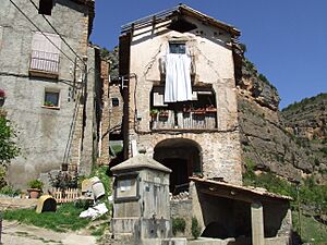 Archivo:Tremp. Gurp de la Conca. Cal Servent 1