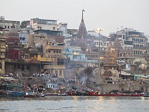 Archivo:Varanasi-Bénarès-crematorio-2