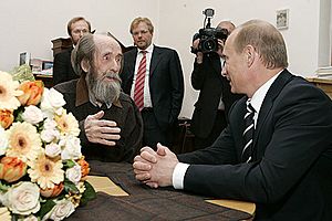 Archivo:Vladimir Putin with Aleksandr Solzhenitsyn-1