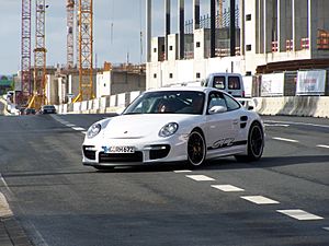 Archivo:White Porsche 997 GT2 with black rims in Ahrweiler