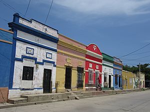 Archivo:2018 Santa Marta (Colombia) - Fachadas en Barrio Norte - costado sur de la carrera 5 entre calles 7 y 8