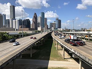 Archivo:2019-07-20 10 25 57 View south along Interstate 45 (North Freeway) from the ramp between westbound Interstate 10 and southbound Interstate 45 in Houston, Harris County, Texas