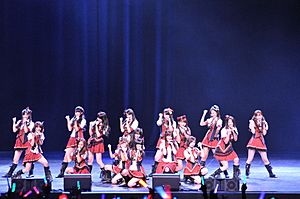Archivo:AKB48 members at the J!-ENT LIVE