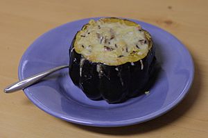 Archivo:Acorn squash stuffed with pilaf and topped with cheese