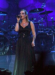 Archivo:Anette at Hartwall Areena 2009