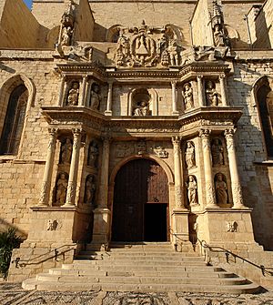 Archivo:Barroque entrance - Church of Santa Maria in Montblanc