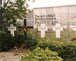 Archivo:Berlin-Memorial to the Victims of the Wall-1982