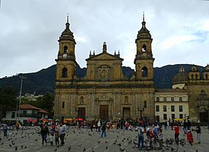 Archivo:Catedral Primada de Colombia en la Plaza de Bolívar