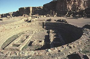 Archivo:Chaco Canyon Pueblo Bonito great kiva NPS
