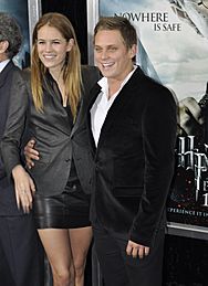 Archivo:Cody Horn and Billy Magnussen in the Harry Potter and The Deathly Hallows Premiere