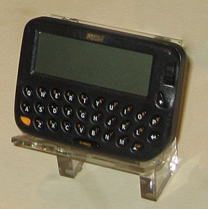 Archivo:Collection of old phones and PDA-BlackBerry