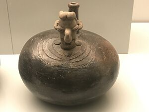 Archivo:Cultura Chorrera - vasija globular con decoración antropomorfa - Museo de América 3.763