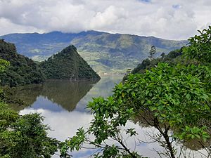 Archivo:Embalse La Esmeralda o de Chivor