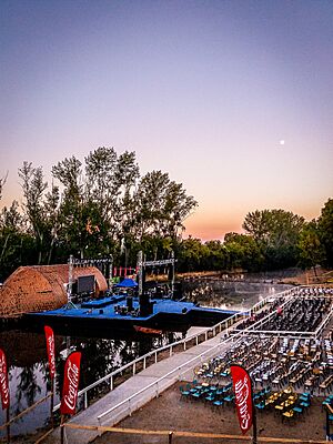 Archivo:Escenario del Festival del Río Cauquenes