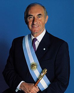 Archivo:Fernando de la Rúa con bastón y banda de presidente