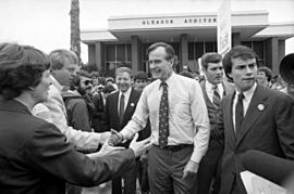 Archivo:George H.W. Bush campaigning in Melbourne, Florida (8026348683)