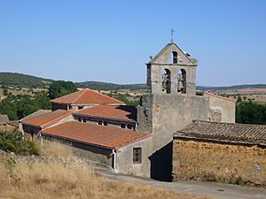 Archivo:Iglesia de San Martín de Tábara desde la antigua escuela